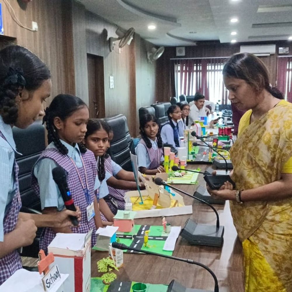 स्वच्छता अभियान में बच्चों की रचनात्मक पहल:बेतिया नगर निगम में 'बेस्ट आउट ऑफ वेस्ट' प्रतियोगिता,कला प्रदर्शनी और भाषण से बच्चों ने मोहा मन