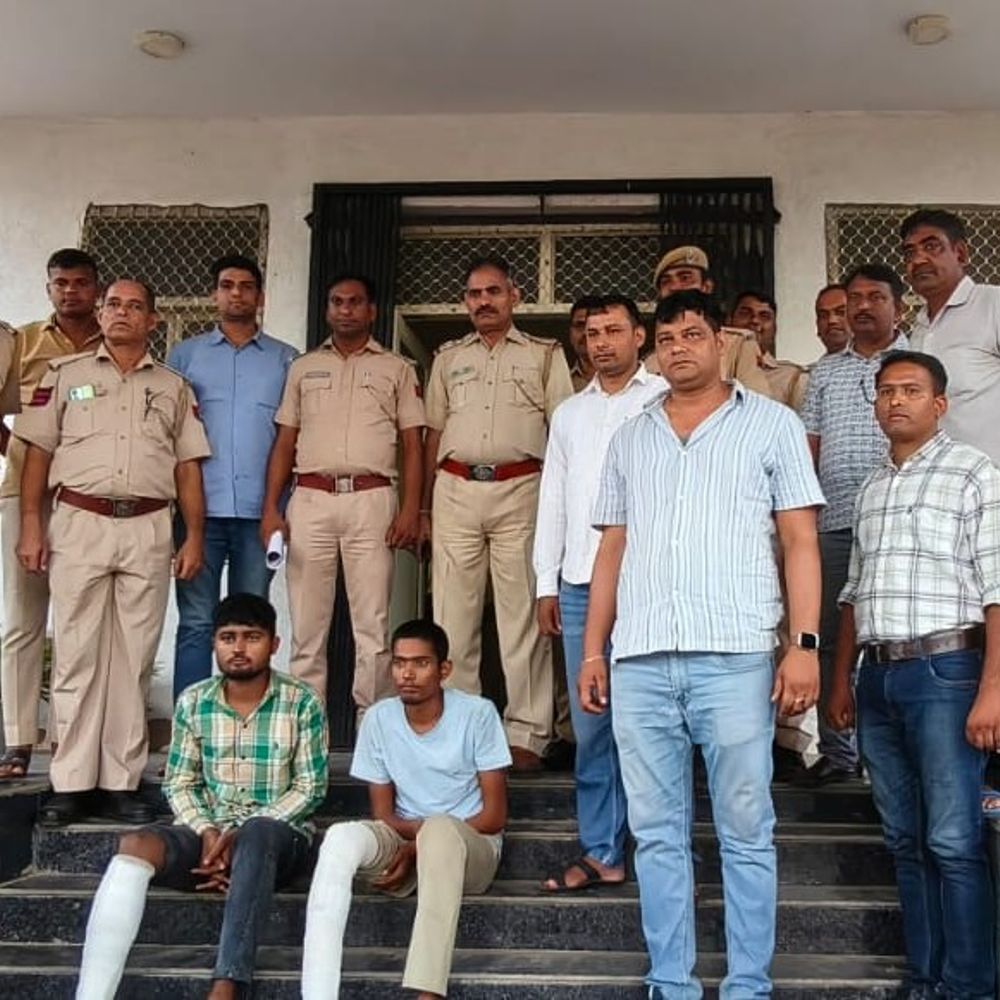 गोली मारकर युवक की हत्या के दो आरोपी गिरफ्तार:छत से कूदने की कोशिश में हुए घायल, अन्य की तलाश जारी