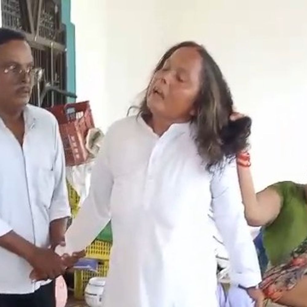 कंपोजिट विद्यालय में घुसकर शिक्षिका से मारपीट, VIDEO:गोंडा में लाठी और डंडों से पीटा, बाल पकड़कर खींचा