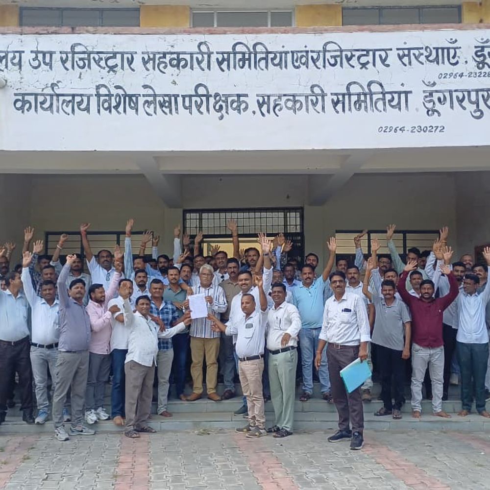 पैक्स कर्मचारियों का प्रदर्शन, 29 सितंबर से कार्य बहिष्कार:मांगों पर सुनवाई न होने पर बेमियादी हड़ताल की चेतावनी