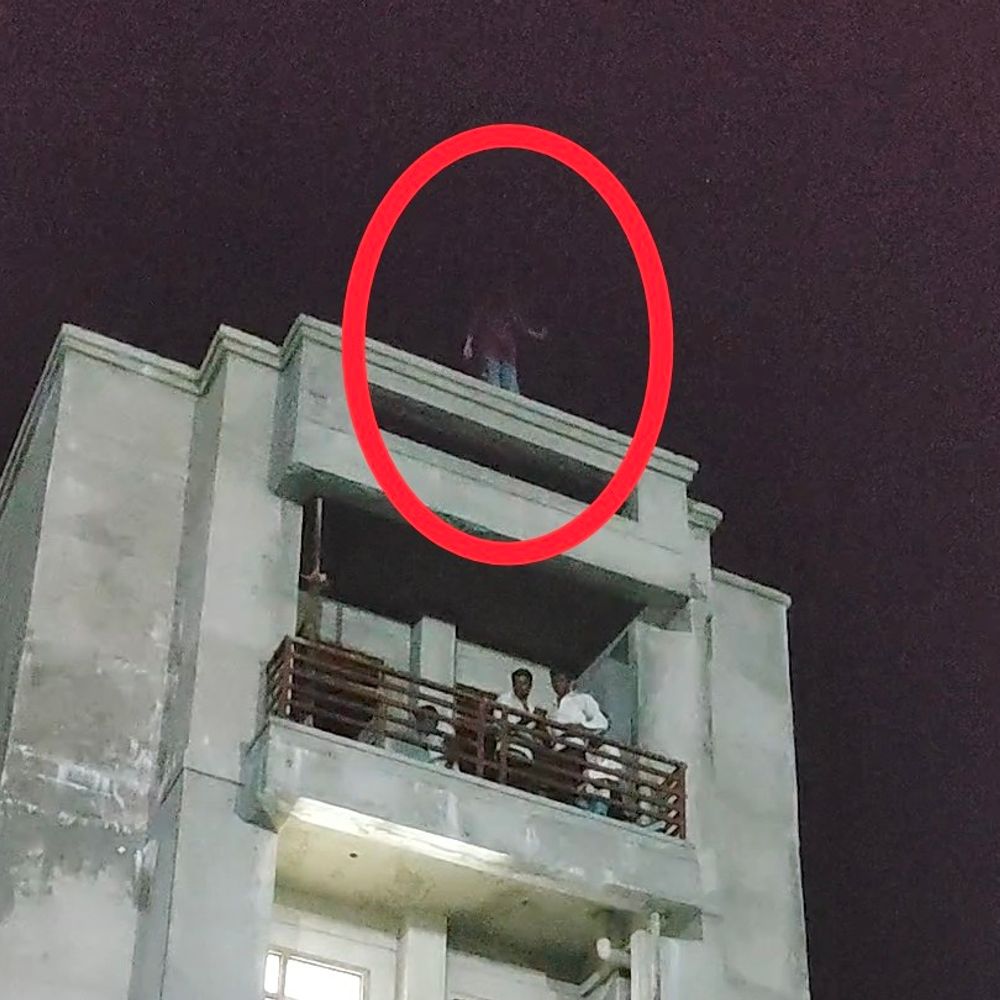 मेडिकल कॉलेज की बिल्डिंग पर किशोरी का ड्रामा:लहंगा-चुन्नी की मांग पर चौथी मंजिल से कूदने की दी धमकी, पुलिस ने समझाकर उतारा