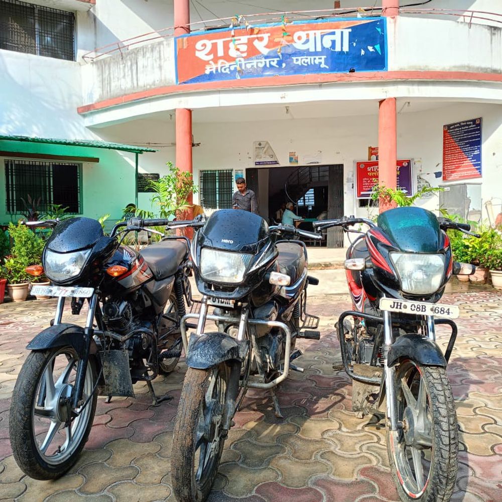 पलामू पुलिस ने तीन बाइक चोरों को दबोचा:  चोरी की तीन मोटरसाइकिलें बरामद, पलामू और गढ़वा के आरोपियों को भेजा गया जेल – Palamu News