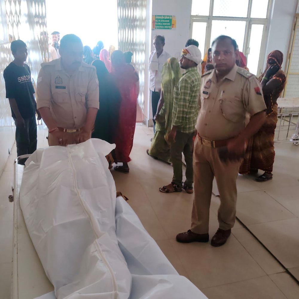 मोबाइल चार्ज करते समय महिला की मौत:कासगंज में परिजनों ने लगाया हत्या का आरोप, पुलिस जांच में जुटी