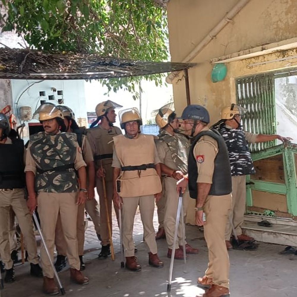 पुलिस ने निकाला फ्लैग मार्च:नवरात्र और आगामी त्योहारों के लिए सुरक्षा संदेश