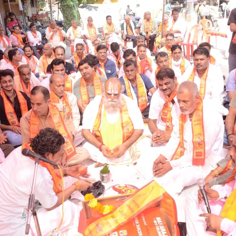 डीग में लक्ष्मण मंदिर के नीचे रामलीला 6 अक्टूबर से:रामलीला महोत्सव के बल्ली पूजन कार्यक्रम का आयोजन, शहरवासी हुए शामिल