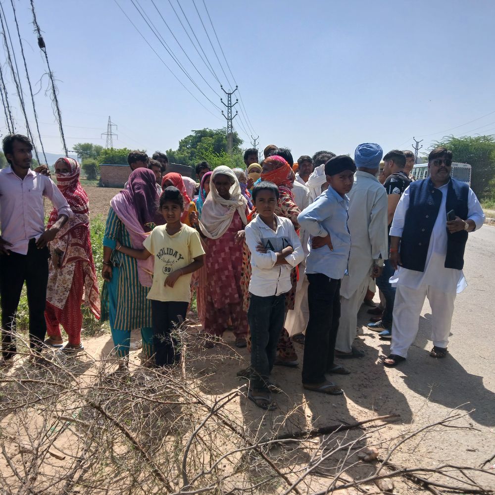 दोंगडा में पेयजल संकट, अलवर-भिवाड़ी मेगा हाईवे पर लगाया जाम:मटके फोड़कर प्रदर्शन किया, प्रशासन से पानी की मांग; एक किमी लंबा जाम लगा