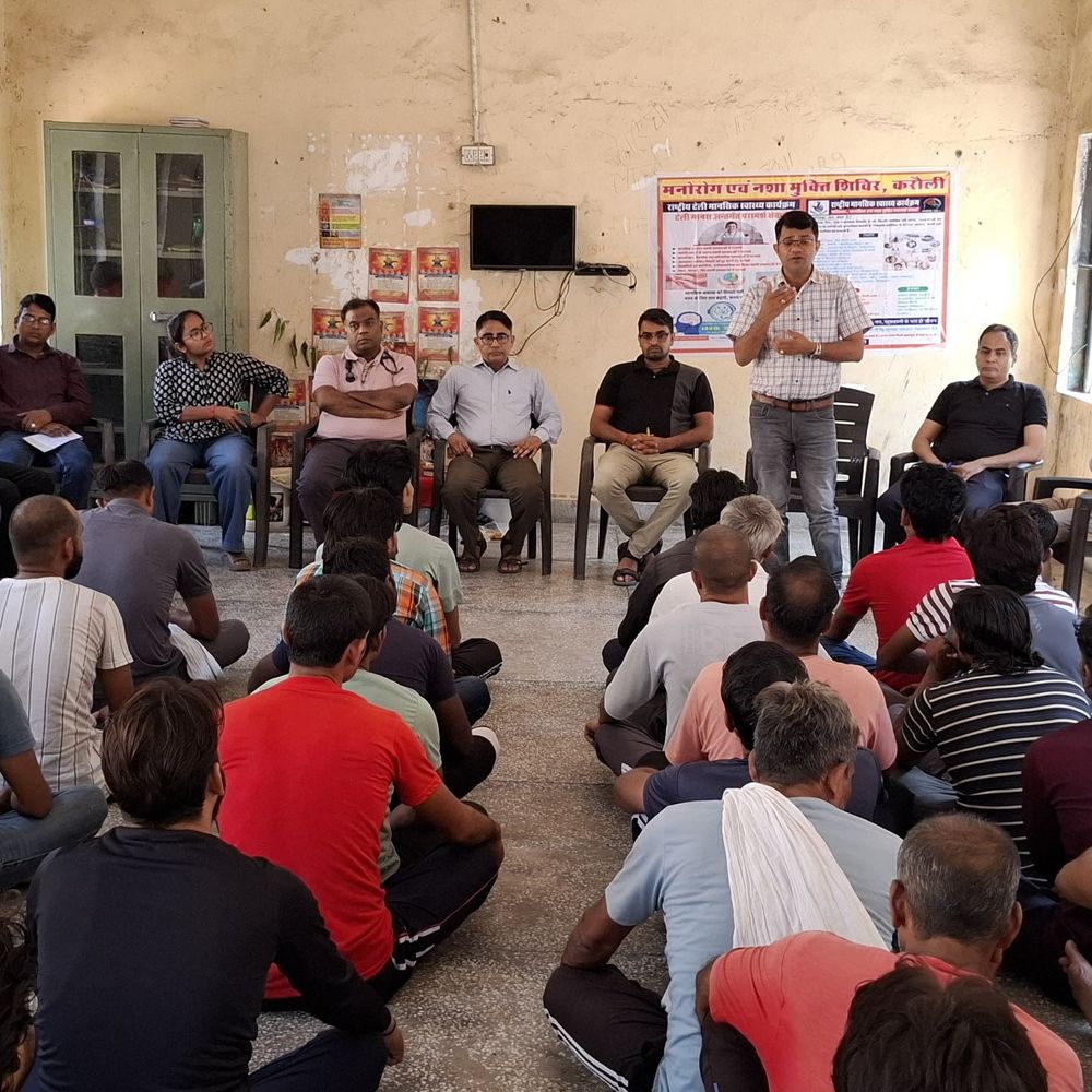 करौली जेल में मेडिकल कैंप, जागरूकता कार्यक्रम:बंदियों का स्वास्थ्य परीक्षण किया, नशा मुक्ति और तनाव प्रबंधन पर दी सलाह