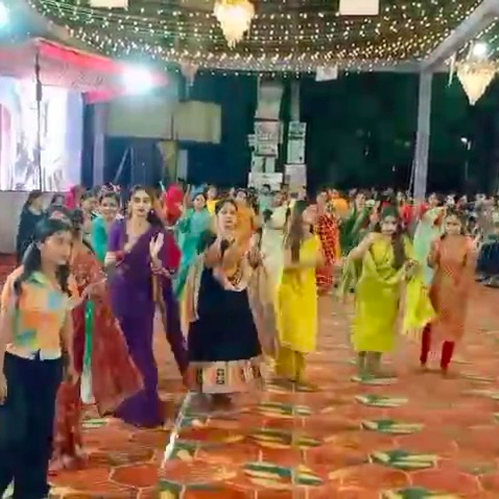 नवरात्रि में चढ़ा गरबा का रंग:मंदिरों में पूजा के बाद रात को डांडिया की धूम, युवा से लेकर बुजुर्ग तक शामिल
