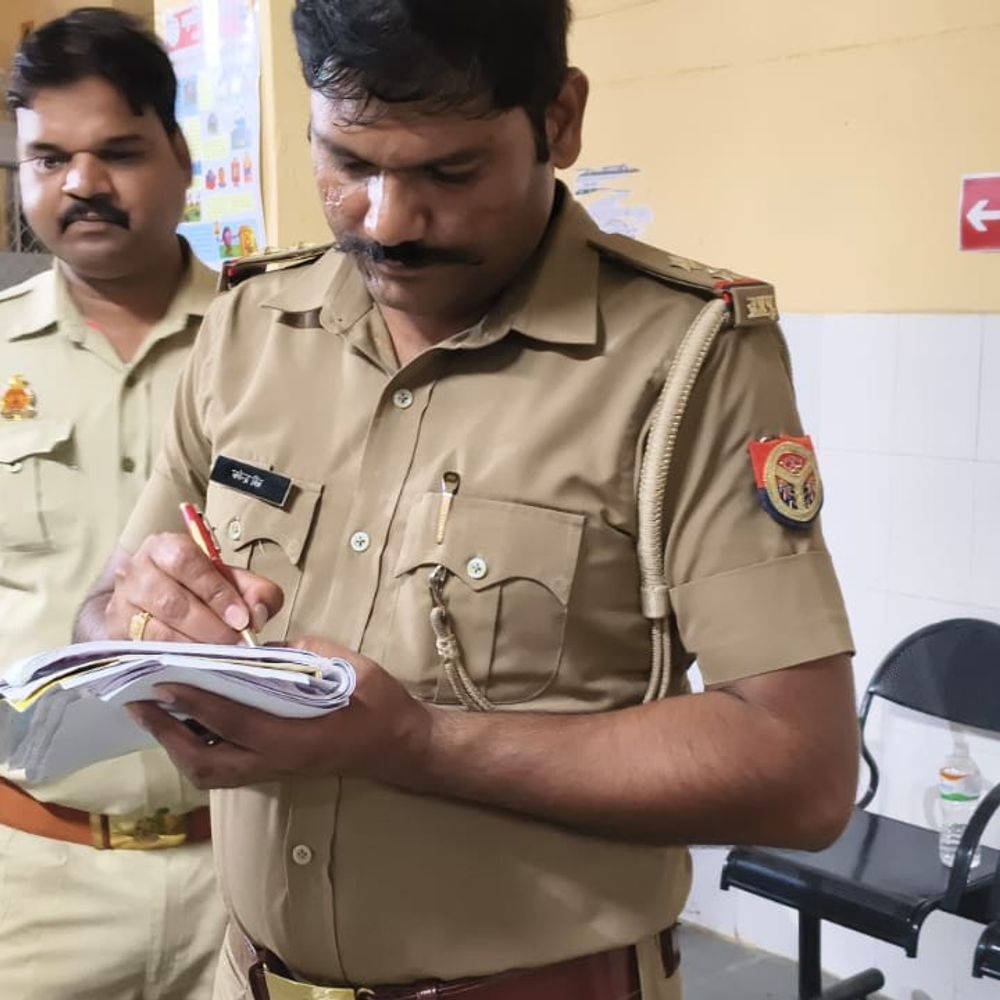 संदिग्ध हालत में सड़क किनारे मिला युवक, मौत:कई घंटे तक पड़े रहने से चली गई जान, पुलिस कर रही जांच
