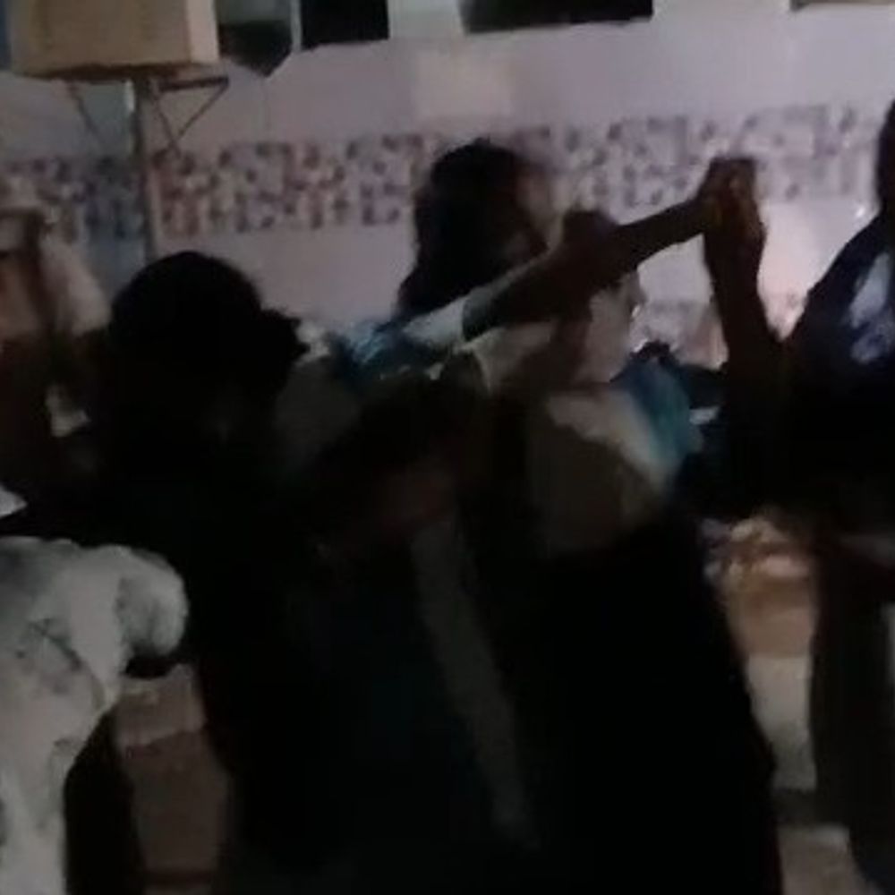 देवरिया थाने में दो पक्षों में मारपीट:गौरीबाजार थाना परिसर में हुई घटना, पुलिस ने शांत कराया