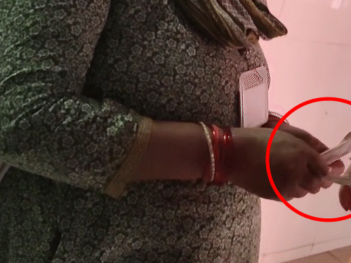 प्रसव के लिए आशा कार्यकर्ता ने लिए 5 हजार रुपए:पीड़िता ने डीएम से की शिकायत, 4 सदस्यीय जांच टीम गठित