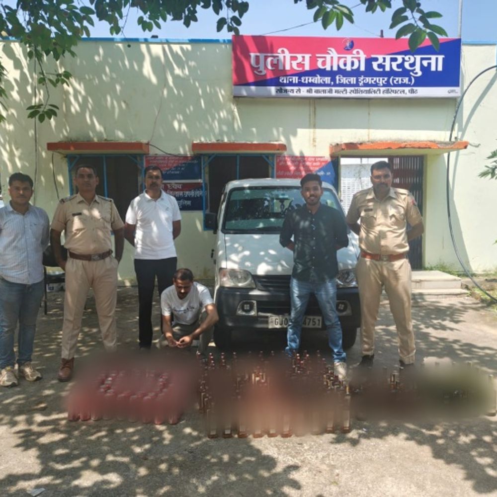 सरथूना बॉर्डर पर इको कार से अवैध शराब जब्त:गुप्त केबिन में छिपाकर ले जा रहे तस्कर को पकड़ा