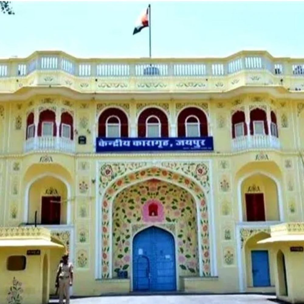जयपुर की सेंट्रल जेल में मिले तीन मोबाइल:बंदियों ने बैरक में छिपा रखे थे फोन, जेल प्रशासन ने चलाया सर्च ऑपरेशन