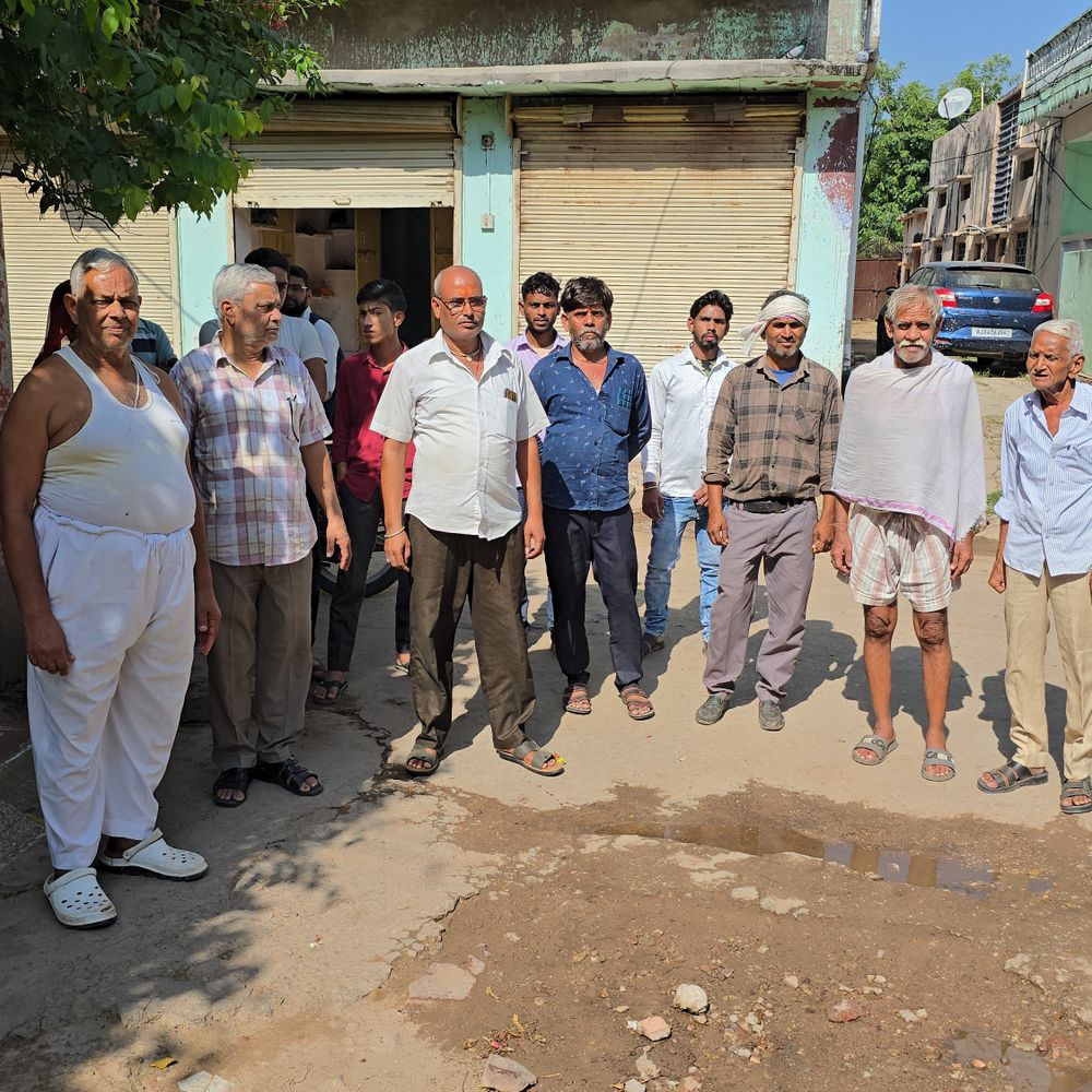 करौली की गोमती कॉलोनी में गहराया पेयजल संकट:दो दिन से पानी की आपूर्ति नहीं, लोग 500 रुपए में टैंकर खरीदने को मजबूर