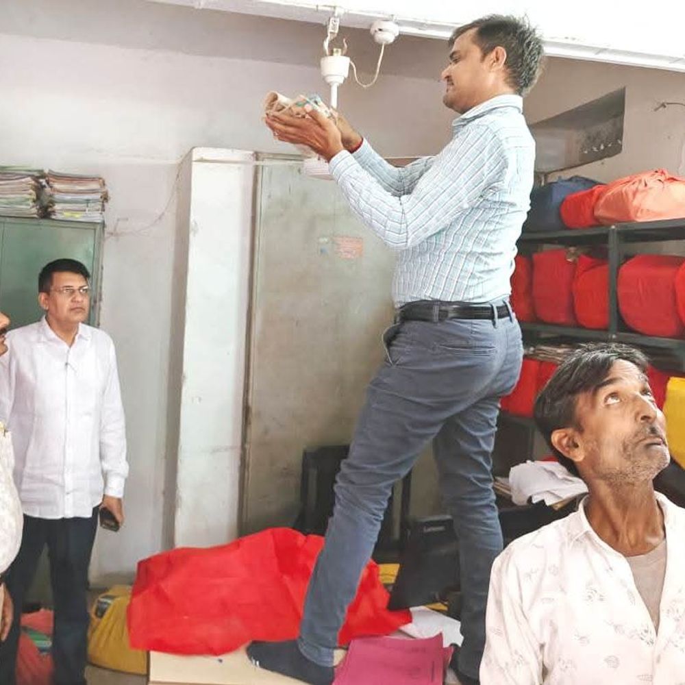 कोटपूतली में कार्मिकों ने किया श्रमदान:स्वच्छता ही सेवा के तहत की सफाई, आमजन को दिया संदेश