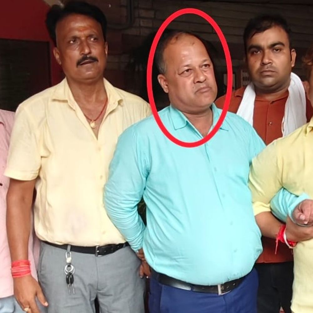 पटना में DRO 30 हजार घूस लेते गिरफ्तार:निगरानी की टीम ने बिहार राज्य आवास बोर्ड में पकड़ा, जमीन नामांतरण के लिए मांगे थे 3 लाख