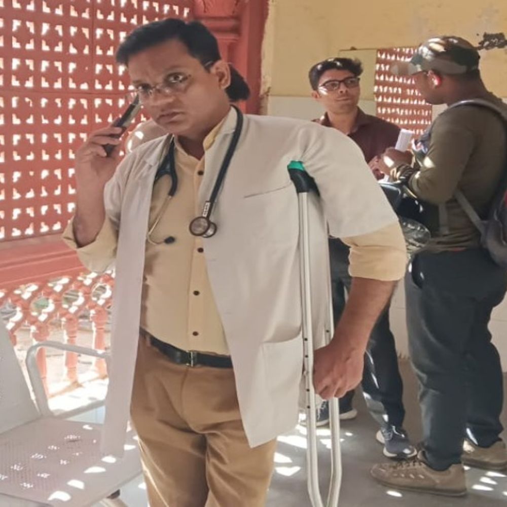 जिला अस्पताल में डॉक्टर का मोबाइल चोरी:डॉक्टर मरीज देख रहा था, उसी समय टेबल से पार