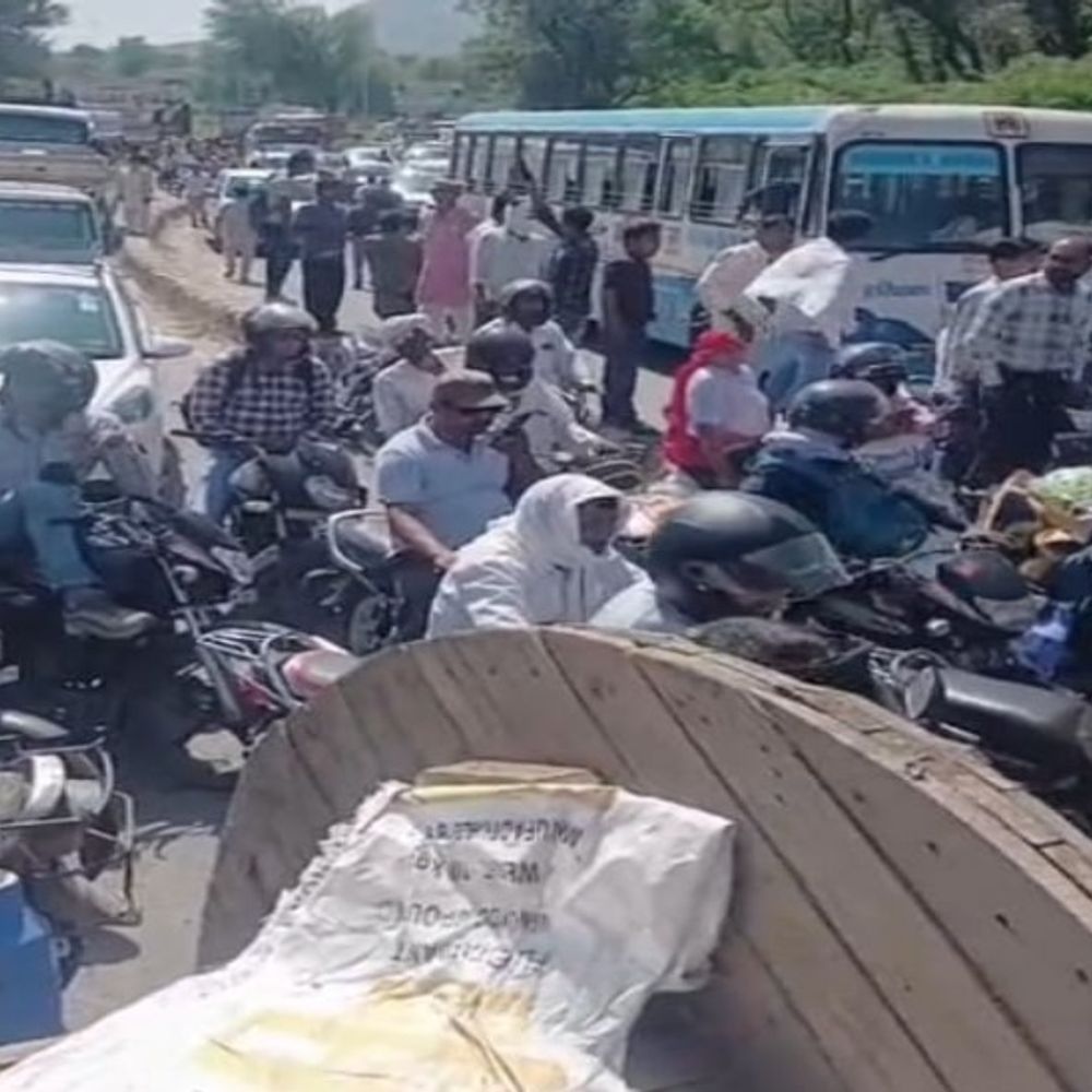 डेहरा में किसानों ने बहरोड़ रोड़ जाम किया:किसानों ने कहा-बिजली कटौती से फसल सूख गई,मंगलवार तक की चेतावनी