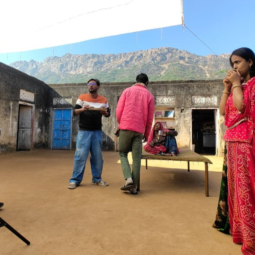 राजस्थानी शॉर्ट फिल्म ‘खबर’ की पुणे में स्क्रीनिंग:डायरेक्टर मनीष बोले- मूवी वीरांगना सैनिक पत्नियों को समर्पित; जयपुर के कलाकार आए नजर