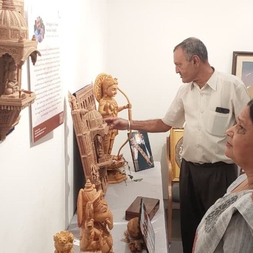 जेकेके में शिल्पकार आर्ट एंड क्राफ्ट प्रदर्शनी का आगाज:12 शिल्पकारों ने दिखाया हुनर, रत्नों और लकड़ी पर दिखी अनूठी कारीगरी