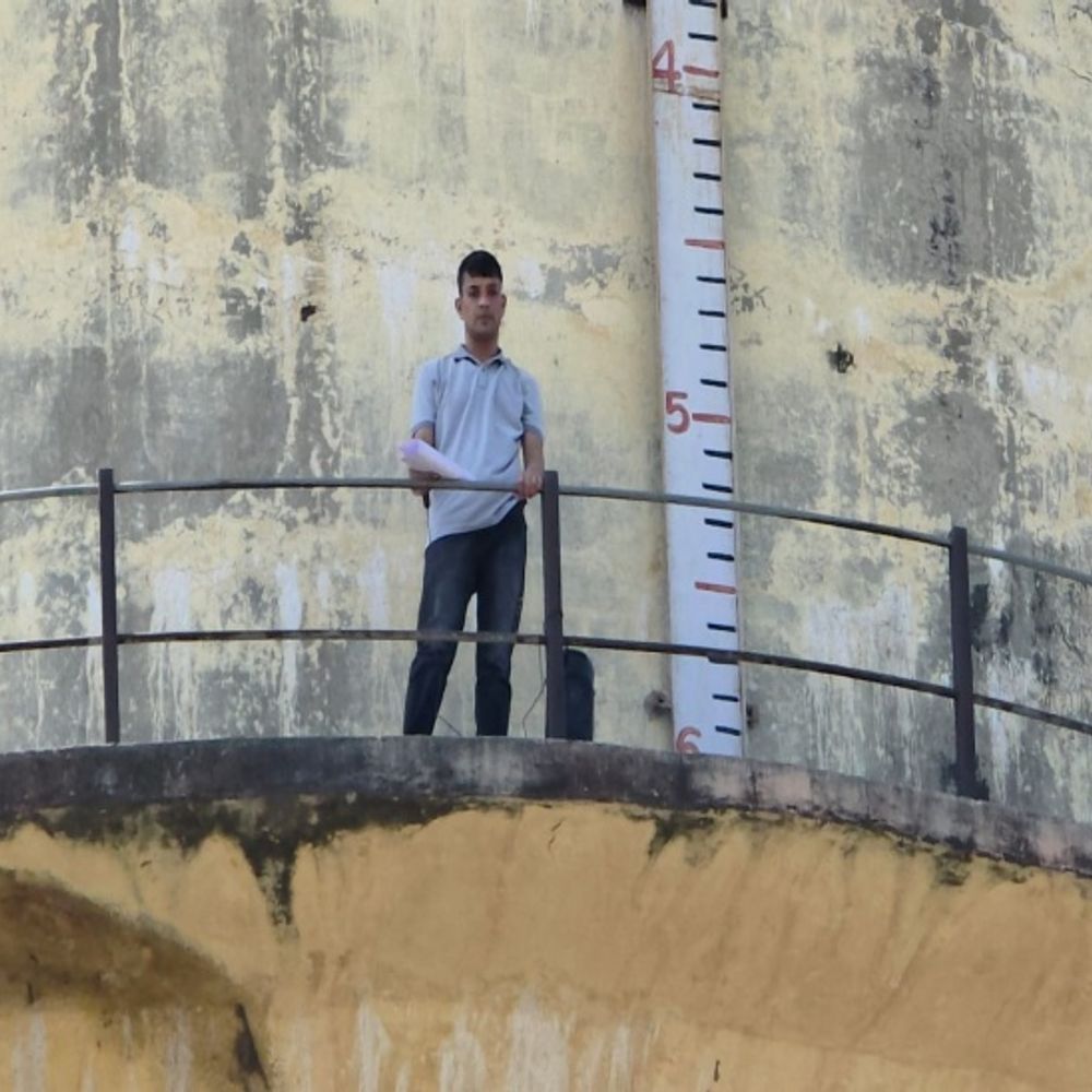 स्पीकर और माइक लेकर पानी की टंकी पर चढ़ा युवक:धरना देने की अनुमति नहीं मिलने से है नाराज, कागज फेंककर नीचे खड़े लोगों को बताया कारण