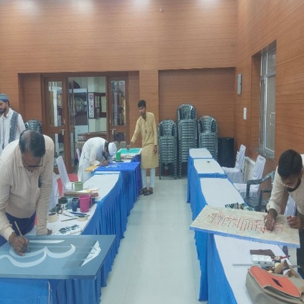 टोंक में कैलीग्राफी से हिन्दू-मुस्लिम भाईचारा दिखाया:वेदमत और ओम भी बनाए, कलेक्टर ने हस्तलिखित ग्रन्थ देखा