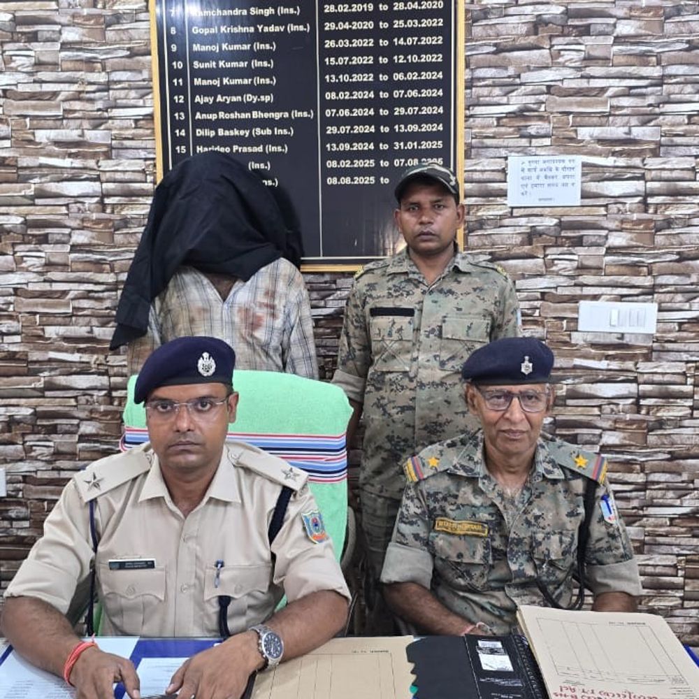 पाकुड़ में ग्रामीणों ने चोर को पकड़ा:  शहरकोल में घर से चोरी करते पकड़ पुलिस को सौंपा, चाबियां-बाइक बरामद – Pakur News