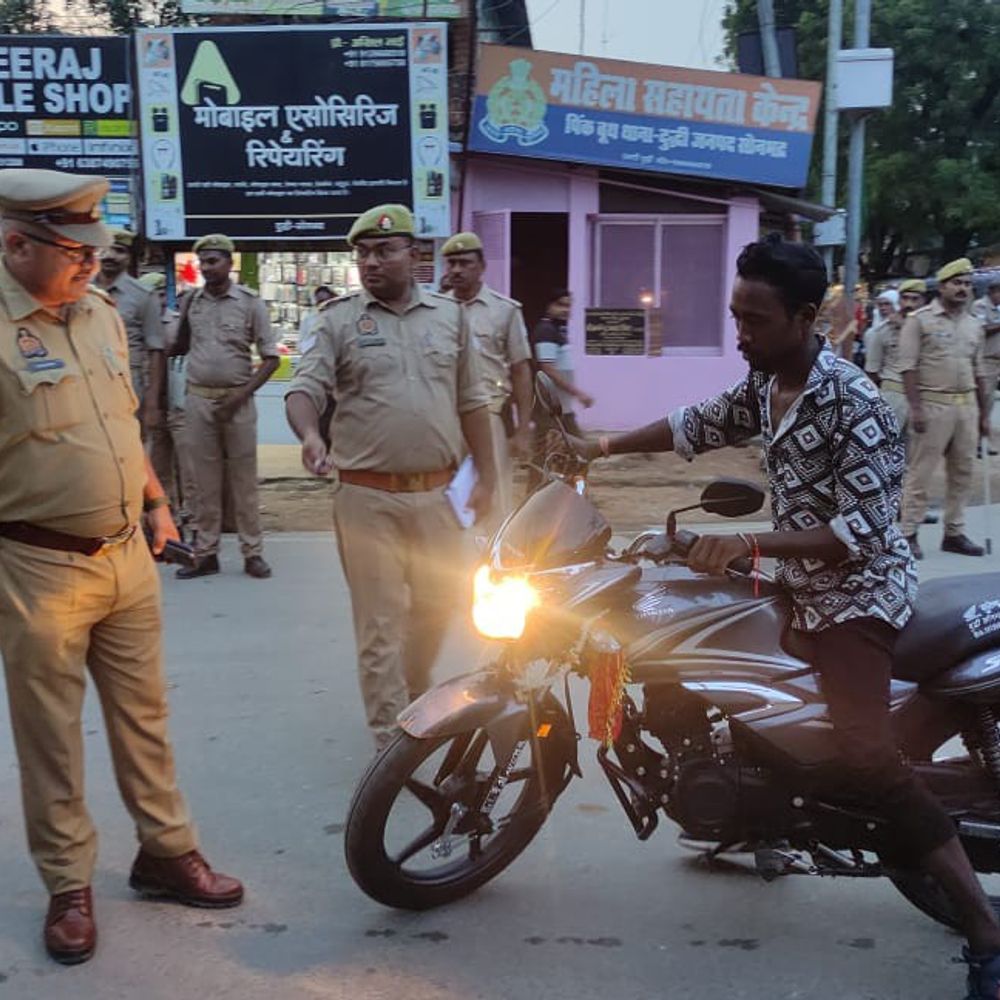 दुद्धी में पुलिस का सघन चेकिंग अभियान:त्योहारों से पहले अपराध रोकने, सुरक्षा बढ़ाने पर जोर