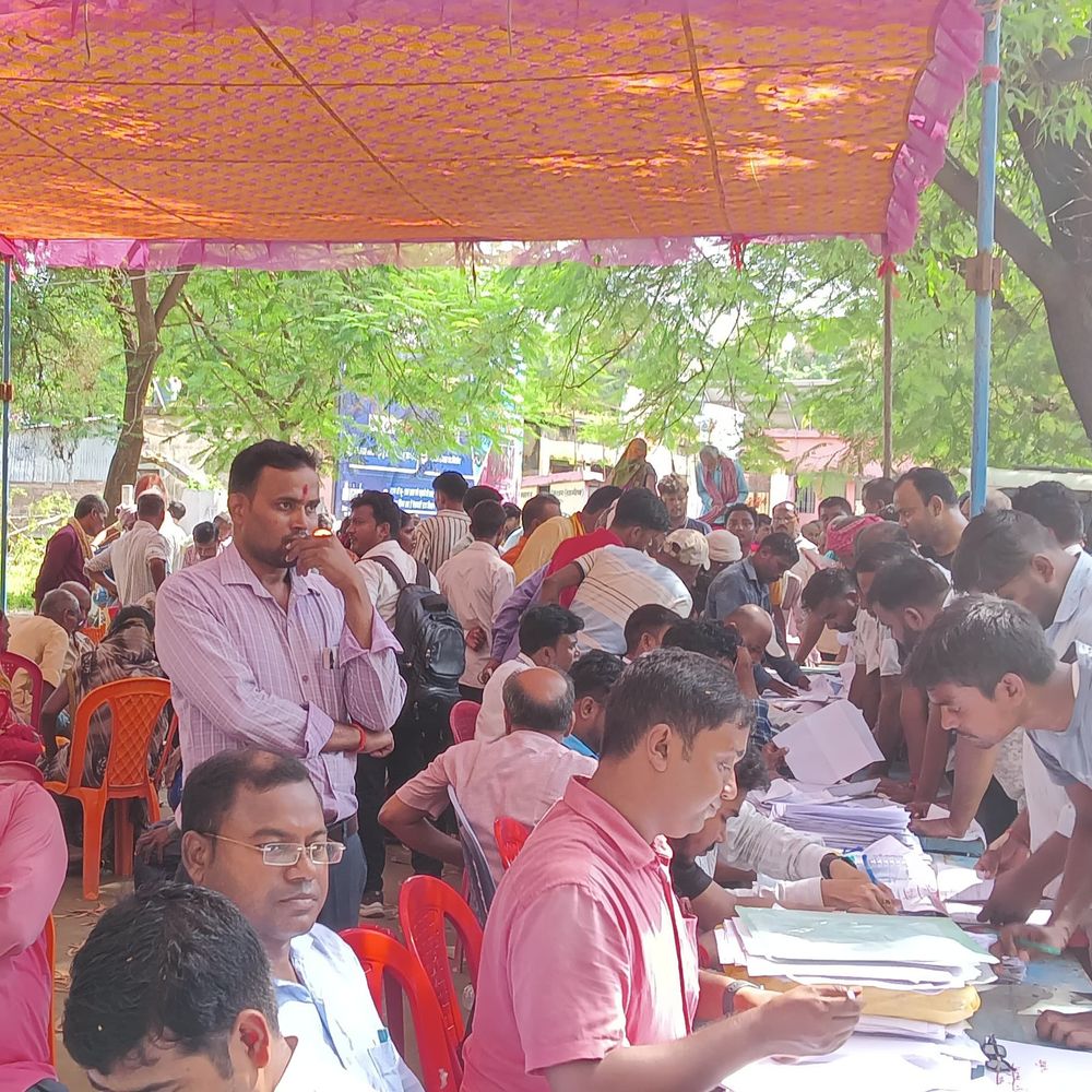 बगहा में छूटे जमीन मालिकों के लिए स्पेशल कैंप:जनप्रतिनिधियों के आग्रह पर CO ने लगाया, भूमि संबंधी समस्याओं का समाधान करना उद्देश्य