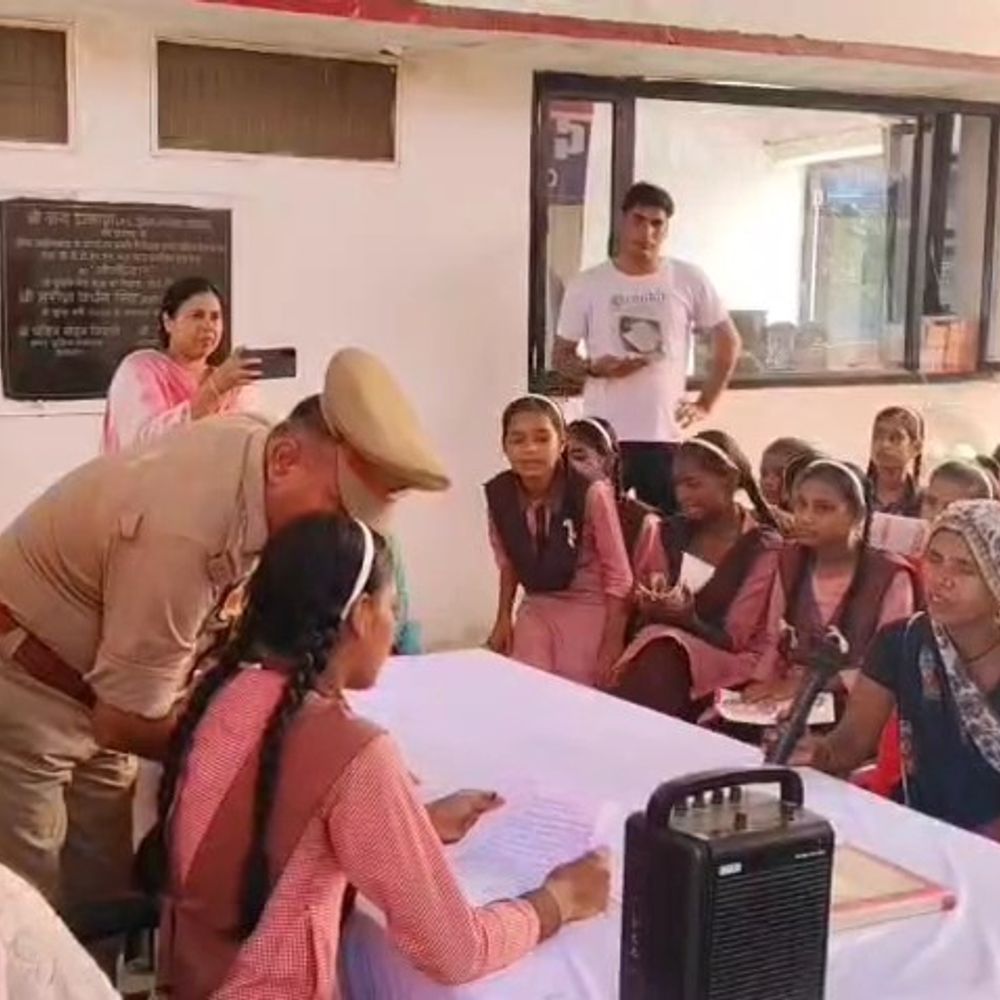 छात्रा अलशिफा बनीं एक दिन की थानेदार:पीलीभीत में थाना समाधान दिवस पर सुनीं फरियादियों की समस्याएं