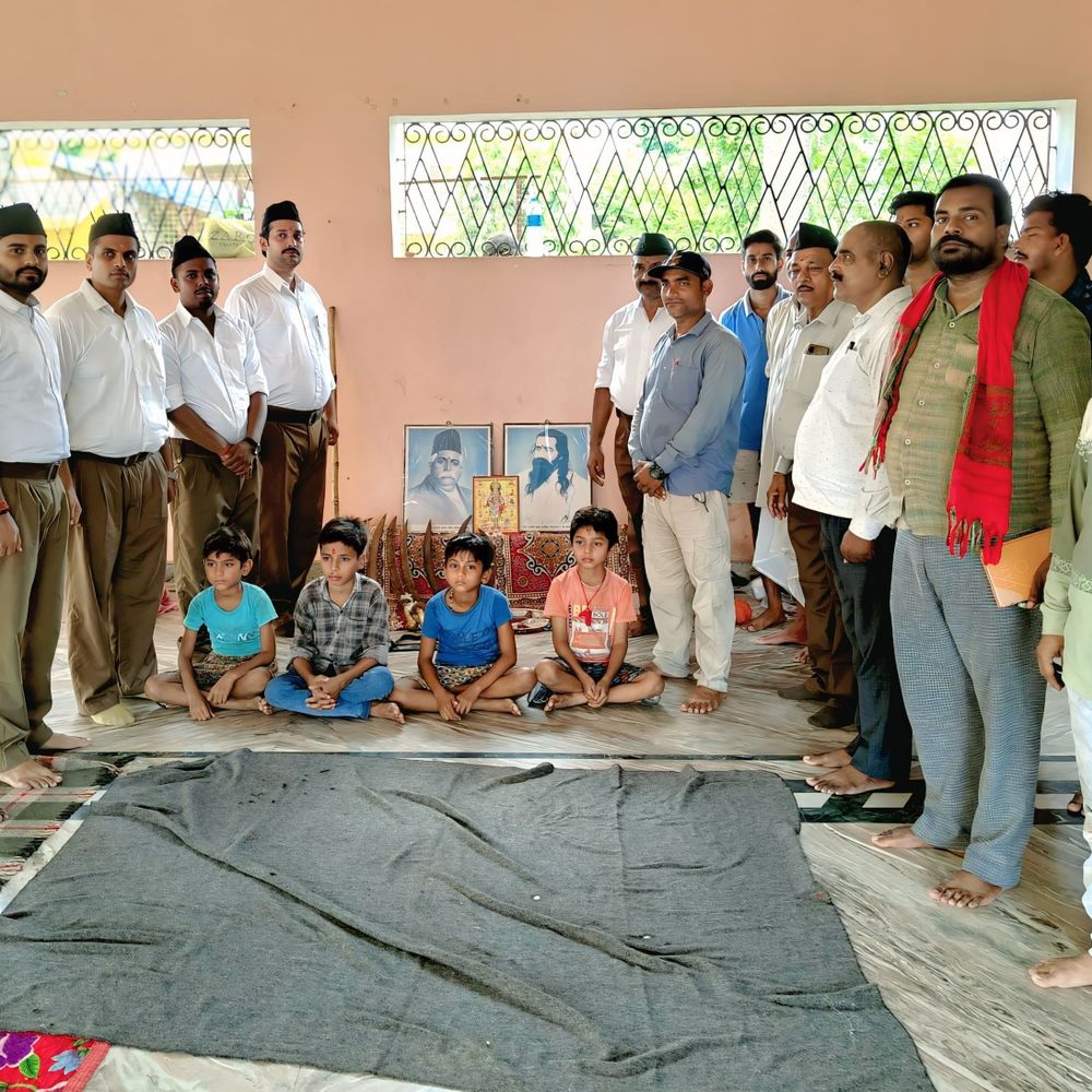 RSS ने पीरपैंती में मनाया विजयादशमी उत्सव:शताब्दी वर्ष पर स्वयंसेवकों ने किया शस्त्र पूजन