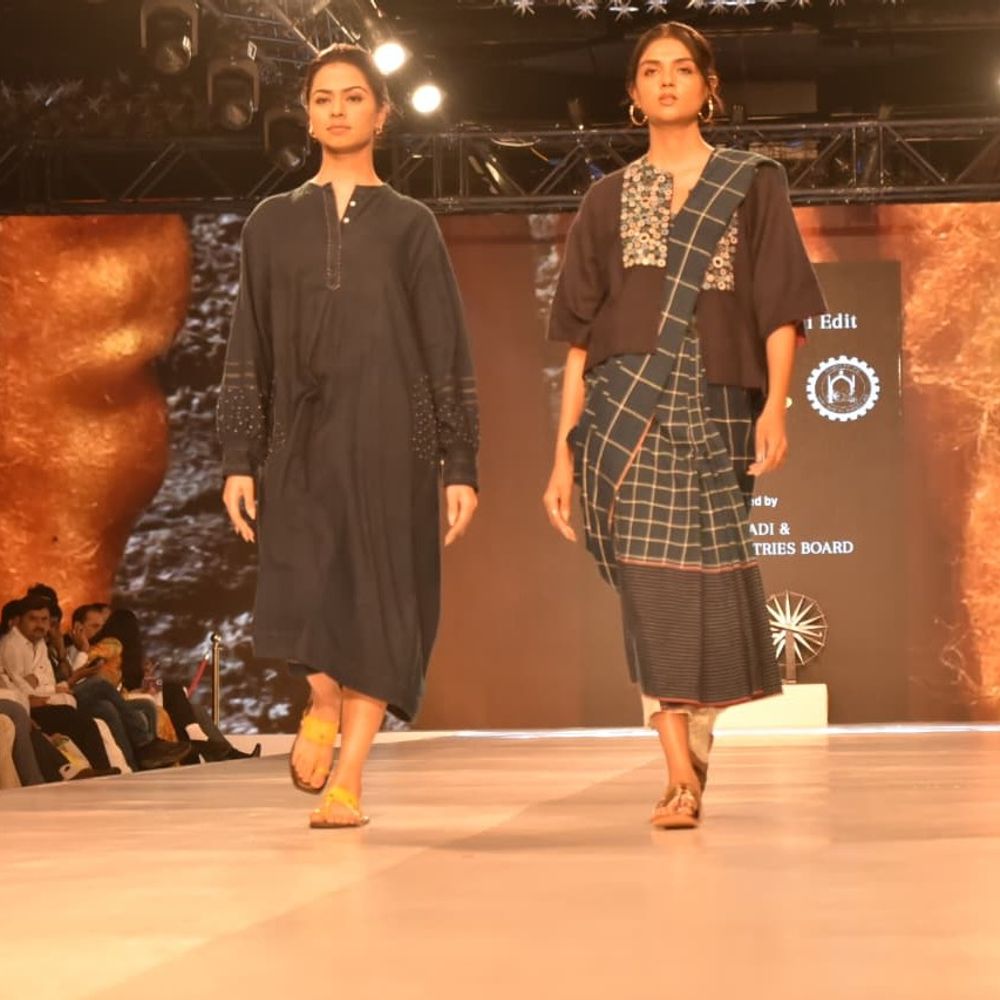 खादी फैशन शो ने खादी को दी आधुनिक पहचान:यूपी इंटरनेशनल ट्रेड शो में मालिनी अवस्थी ने बांधा समां