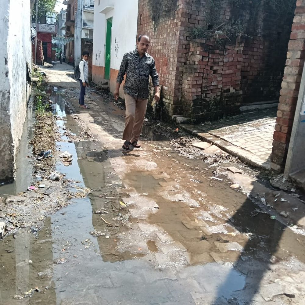 संभल में ग्रामीणों का प्रदर्शन, अधिकारी जांच को पहुंचे:सफाई, विकास कार्यों में खामियों पर उठे सवाल