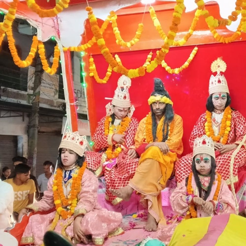 गोला में श्रीराम लीला महोत्सव के पांचवे दिन निकली बारात:हनुमान के पास बैठे लंगूर ने डराया, ढोल-नगाड़ों पर नाचे लोग