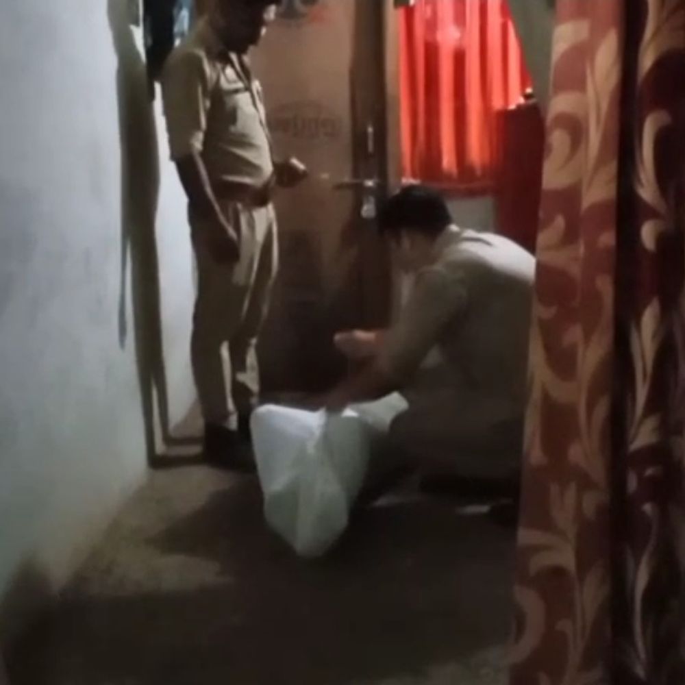 जालौन में युवक ने फांसी लगाकर की खुदकुशी:कमरे में लटका मिला शव, परिजनों ने बताया- शराब का लती था