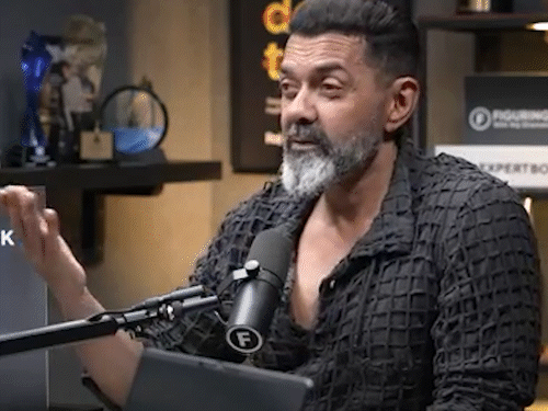 धर्मेंद्र ने पहले फैन को पीटा फिर दूध पिलाया:बेटे बॉबी ने बताया पिता के गुस्से का दिलचस्प किस्सा, बोले- 'वो एक्शन मैन हैं'