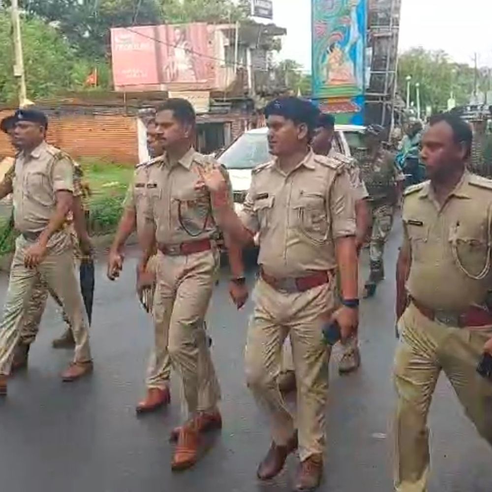 पतरातू में पुलिस ने निकाला फ्लैग मार्च:  शांति व्यवस्था बनाए रखने की अपील, पंडालों का किया निरीक्षण – Ramgarh (Jharkhand) News