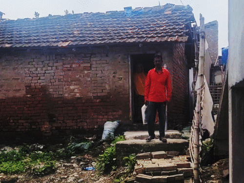 ‘पुलिसवालों ने कहा- बांग्लादेशी हो, 4 दिन थाने में रखा’:यूपी में चोर बताकर पश्चिम बंगाल के 18 लोगों को पकड़ा, काम छोड़कर घर लौटे