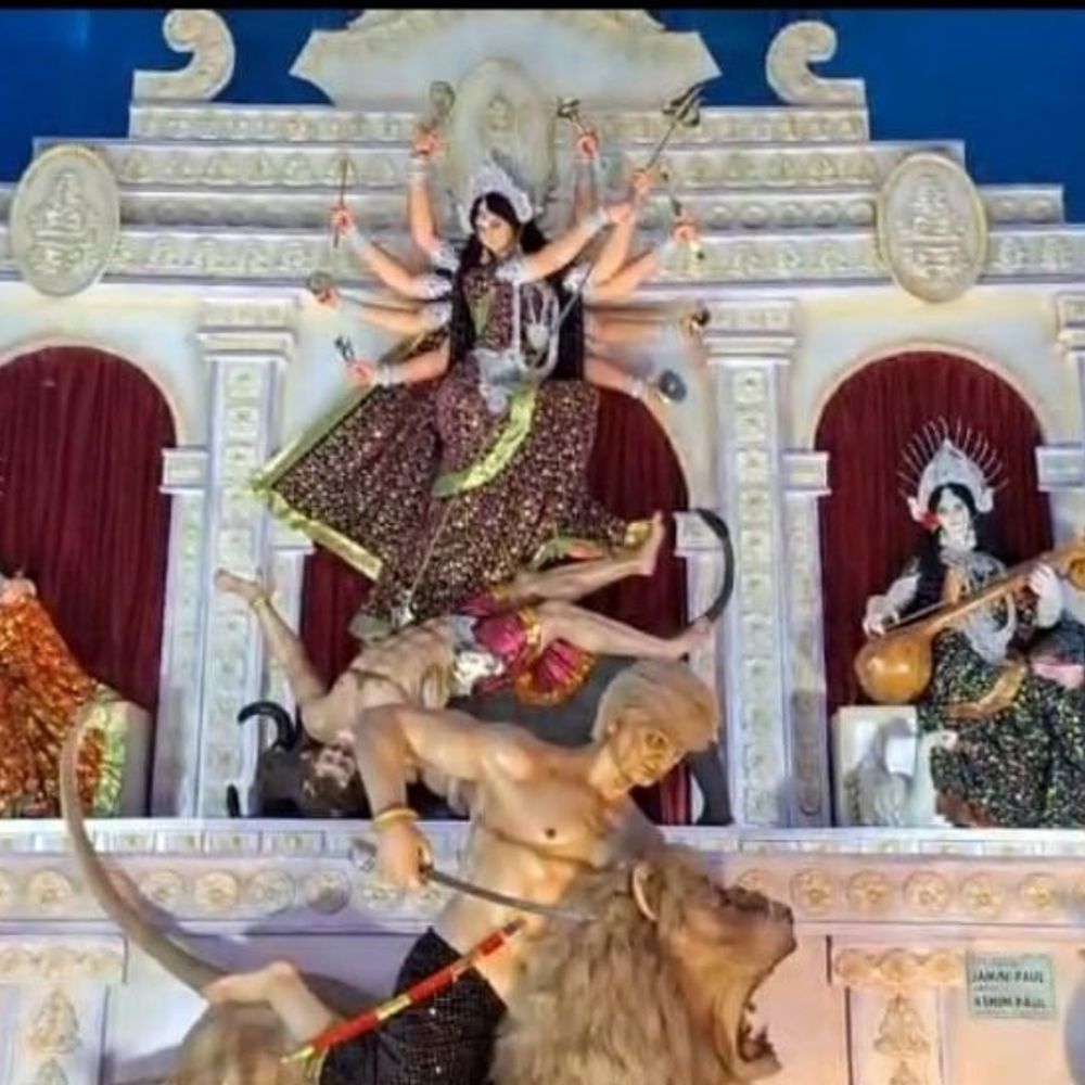 बंगाल में दु्र्गा पूजा पांडाल में ट्रंप को बनाया महिषासुर:पूजा समिति बोली- डॉनल्ड ट्रंप ने पीएम मोदी को धोखा दिया इसलिए वे राक्षस हैं