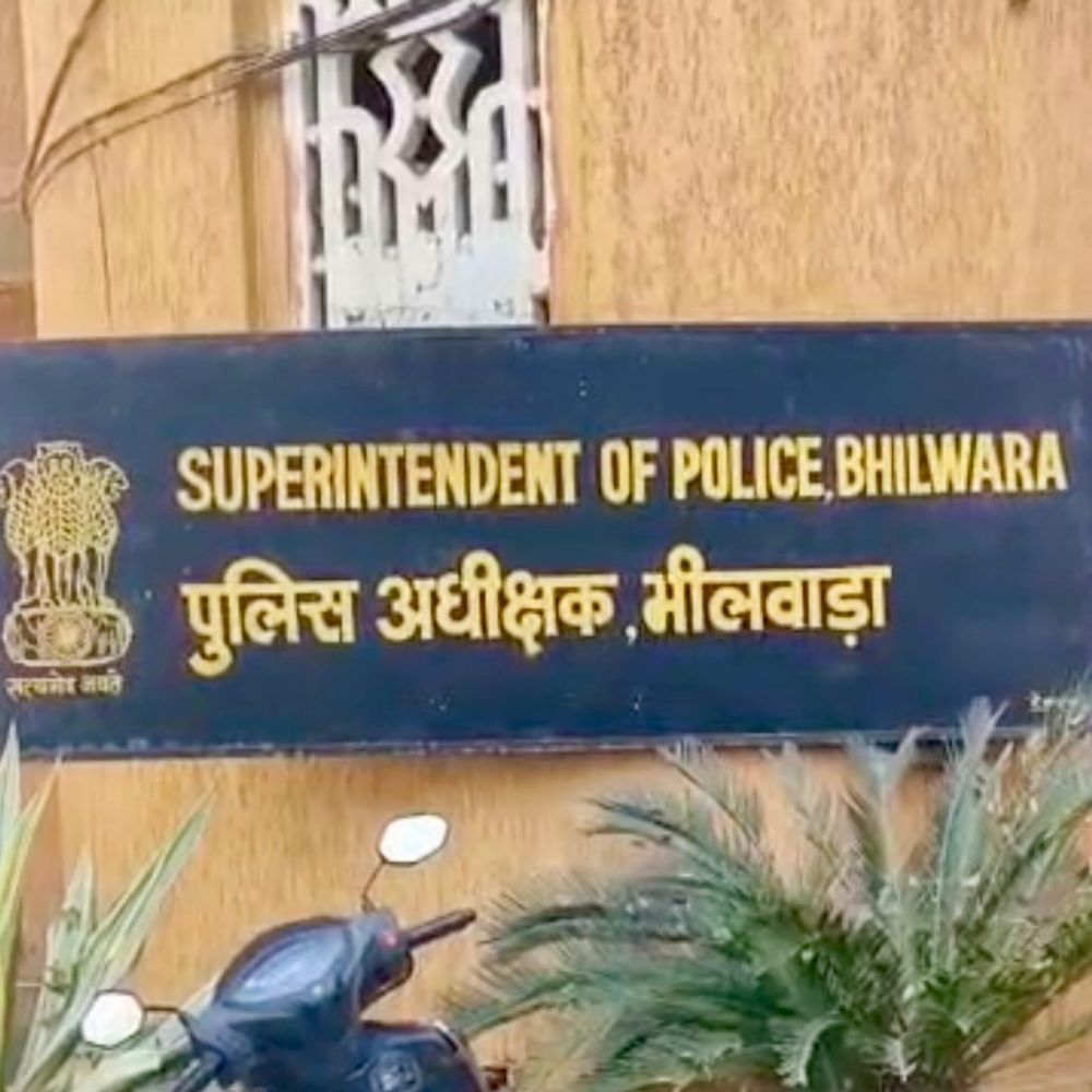 भीलवाड़ा में थानेदार सहित 3 सस्पेंड:बजरी माफिया पर कार्रवाई के दौरान नई जेसीबी पकड़ी थाने पहुंचते हो गई पुरानी, एसपी ने जांच के बाद तीनों को सस्पेंड किया