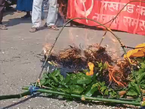 समस्तीपुर में रजिस्टर-टू में छेड़छाड़ का आरोप:अनशन के चौथे दिन अंचलाधिकारी का अर्थी जुलूस निकाला, कहा- दस्तावेजों की हेराफेरी हो रही