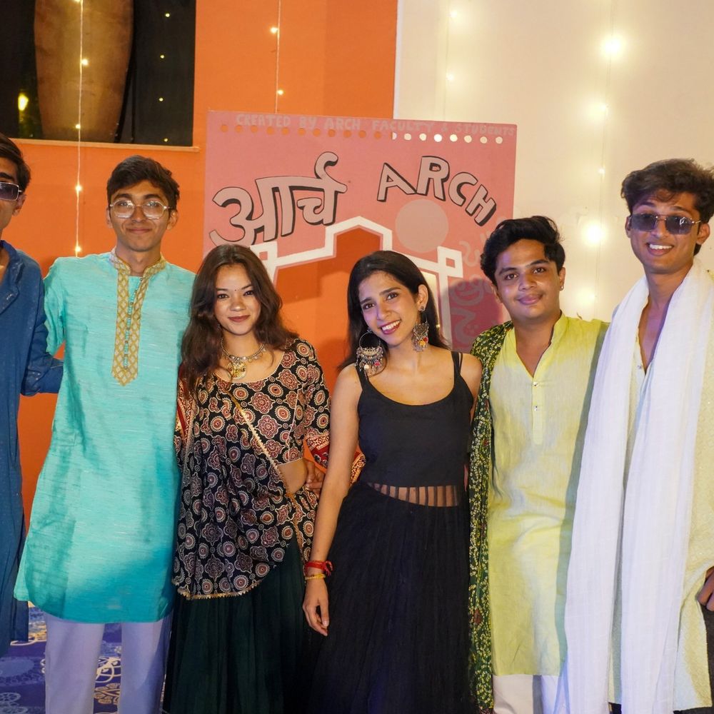 डांडिया नाइट ने कैंपस को रंगीन उत्सव से किया रोशन:ढोल और डीजे की थाप पर पारंपरिक परिधानों में सजे छात्र-छात्राओं ने गोल घेरा बनाकर खेला गरबा