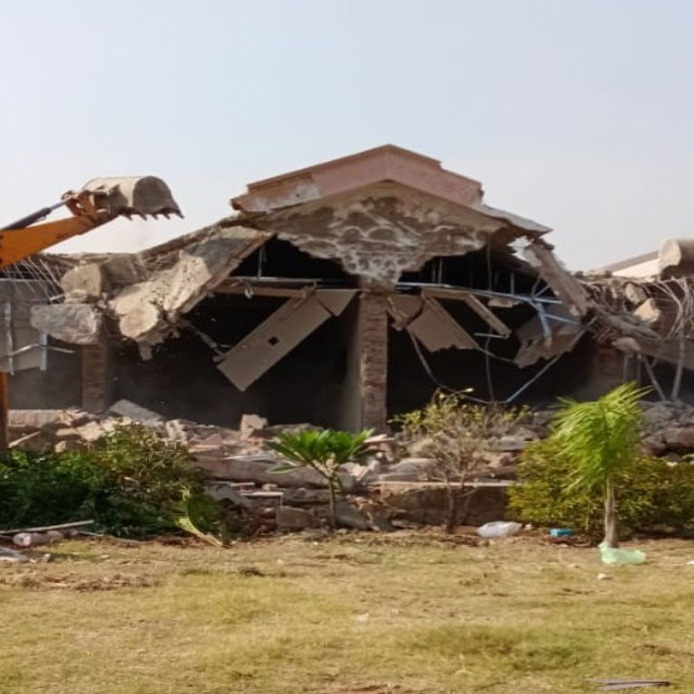 अलवर में 100 बीघा के फार्म हाउस पर चला बुलडोचर:प्रशासन ने अवैध निर्माणों को मिट्टी में मिलाया, दबंग ने किसानों की जमीन पर कर रखा था कब्जा