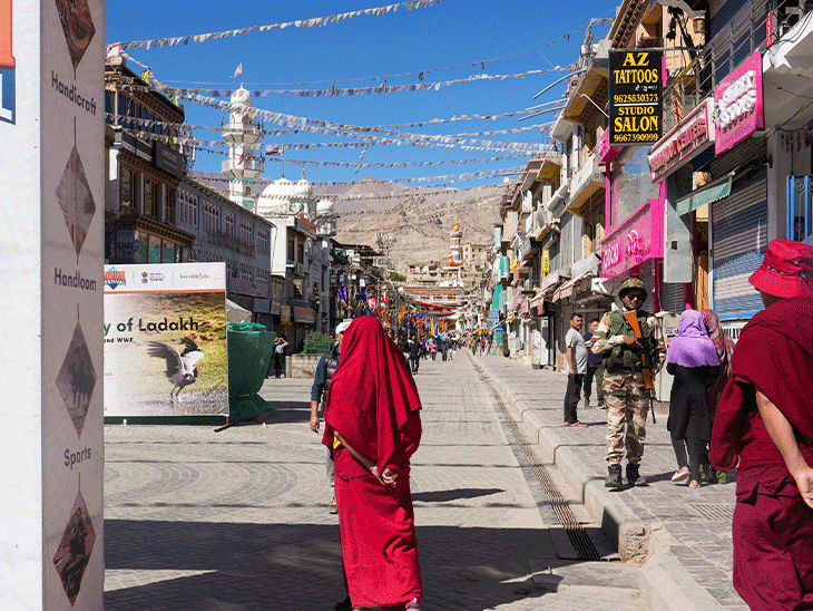 लेह के लोग बोले- हमारी संस्कृति मिटा रहे बाहरी:यहां जमीनें खरीद रहे; चार दिन से पर्यटक नहीं आए, हर तरफ डर का माहौल