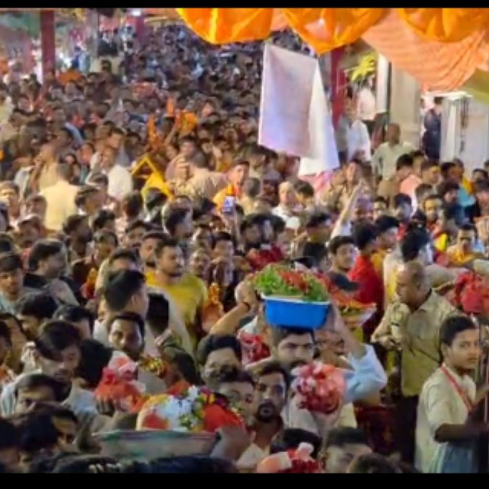 विंध्याचल धाम में भक्तों की भारी भीड़ उमड़ी:रविवार को नवरात्र में दर्शन के लिए लंबी कतारें लगीं