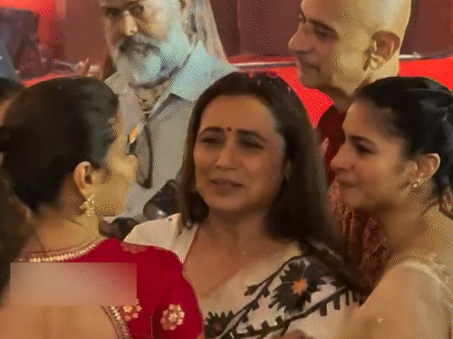 दुर्गा पूजा पंडाल में भावुक हुईं काजोल-रानी मुखर्जी:पूजा के दौरान डायरेक्टर अयान मुखर्जी के पिता को किया याद