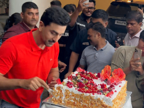 रणबीर कपूर ने मुंबई में मनाया 43वां जन्मदिन:पैपराजी की मौजूदगी में केक काटा, फैंस के लिए भी खास वीडियो मैसेज पोस्ट किया