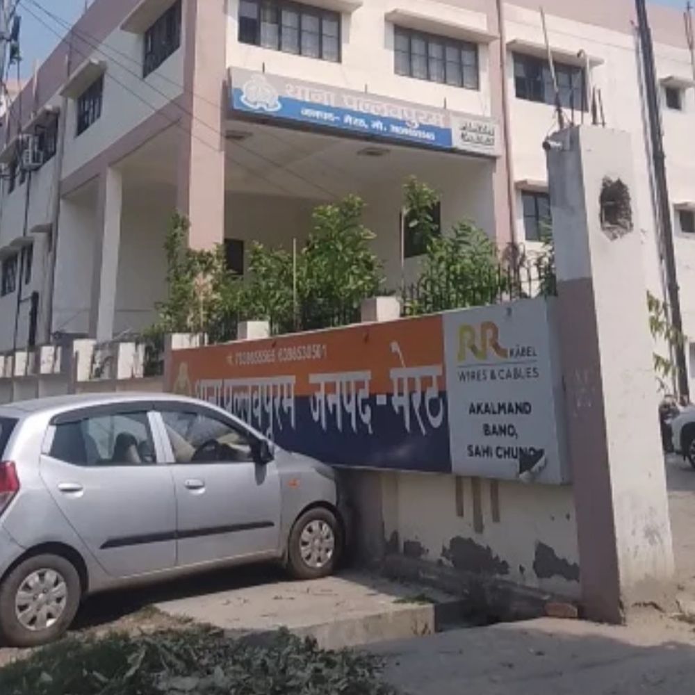 मेरठ में पिकअप ने बाइक को मारी टक्कर:गाड़ी क्षतिग्रस्त, घायल युवक हॉस्पिटल में भर्ती
