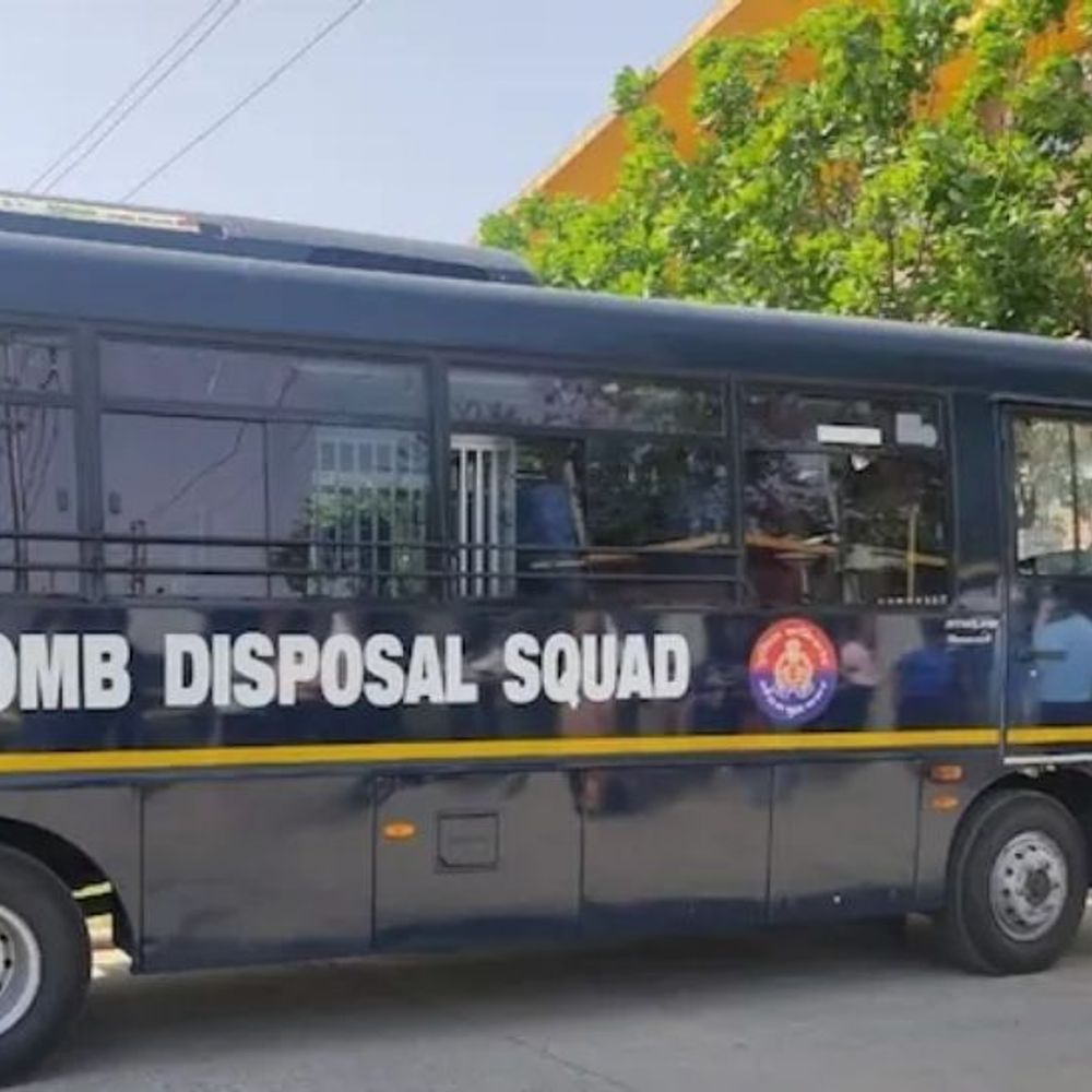 दिल्ली के 300+ स्कूल, कई एयरपोर्ट्स को बम की धमकी:टेरराइजर्स111 के नाम से सभी को आया ईमेल; लिखा था- खून की नदी बहेगी