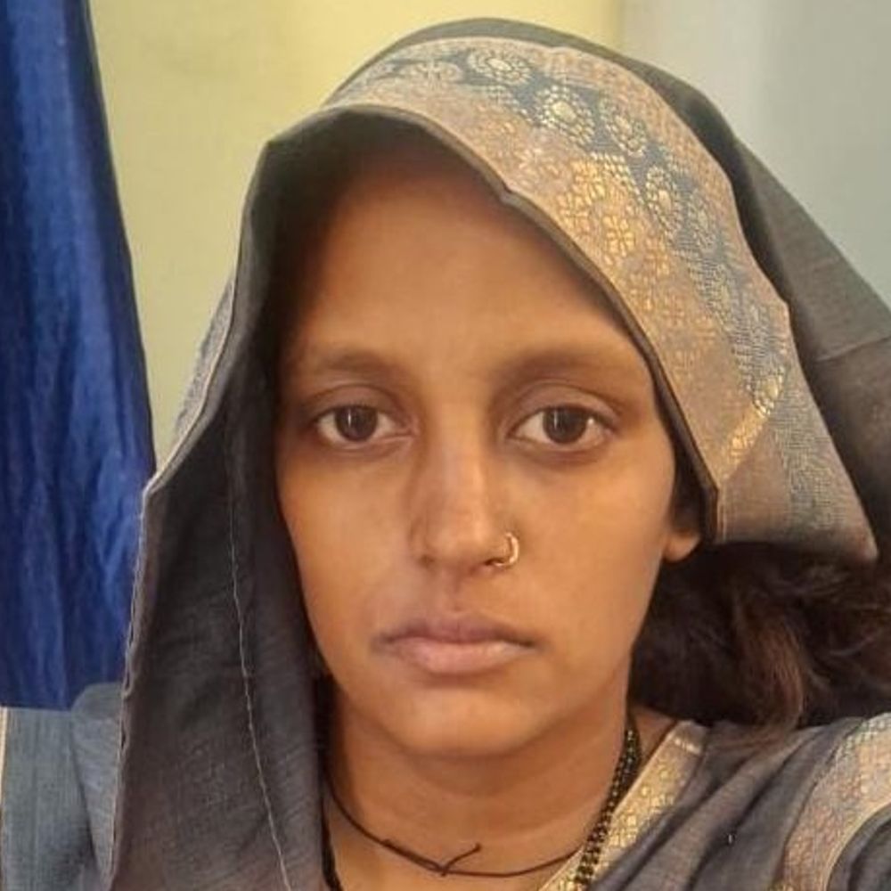 अश्लील वीडियो बनाकर ब्लैकमेल करने वाली युवती गिरफ्तार:घटना के बाद दूसरे युवक के साथ रह रही थी, 2 आरोपी पहले ही पकड़े जा चुके